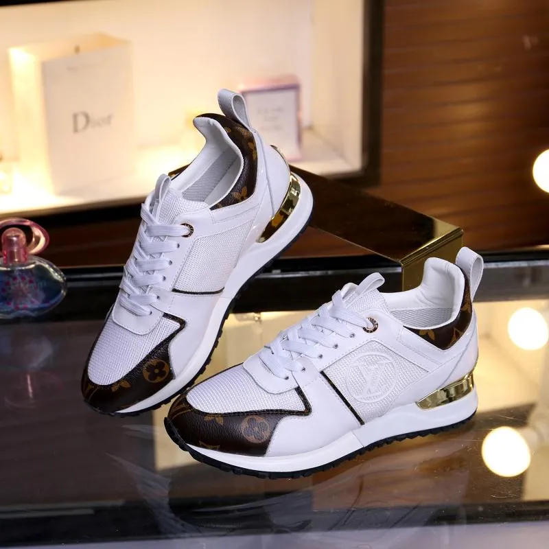 👟👟Ex-factory price 400👟👟 Men's size +10 Couple style, 2019 spring and summer new LOUIS VUITTON The same style of casual sports shoes is launched on Louis Vuitton's official website. Fabric: imported cowhide/cow velvet/breathable mesh, (imported mesh with silicone LV logo), rubber combination outsole, 2cm behind the sole, built-in 0.5cm comfortable feet, size 35-41 for women, 39-46 for men, welcome new and old customers to repost pictures for sale